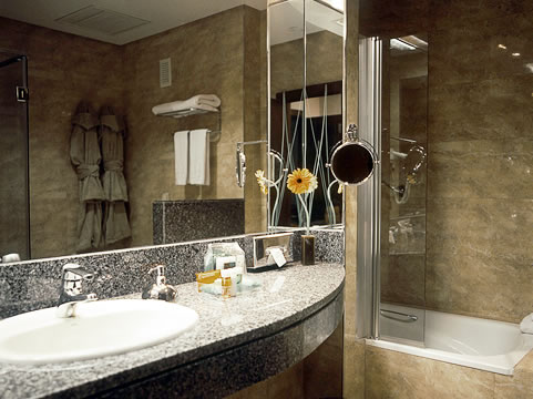 NH Viapol Hotel Seville Bathroom